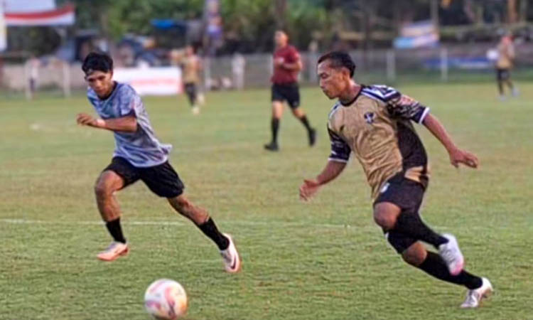 TEMPEL TERUS: Pemain Sukorejo United (kanan) menggiring bola dan dikawal pemain Wonorejo Pagerwojo, saat laga di Lapangan Ngadimulyo, SUkorejo, Kamis (11/9) sore.