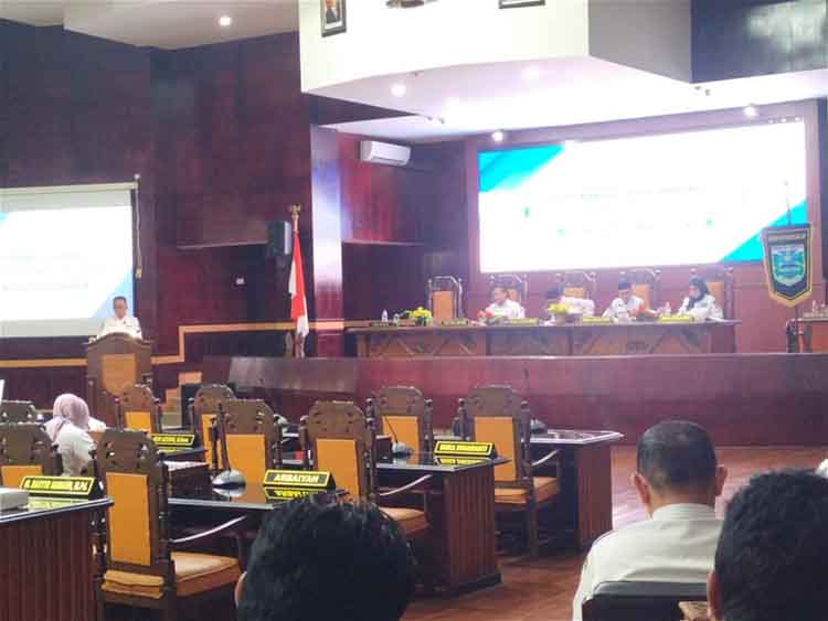 BACAKAN: Sekda Kabupaten Probolinggo Ugas Irwanto membacakan Nota Penjelasan Bupati terkait tiga Raperda baru dalam Rapat Paripurna DPRD Kabupaten Probolinggo, Rabu (10/9).
