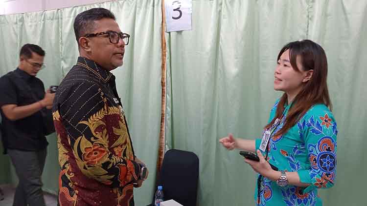 SELANGKAH: Direktur RS Graha Sehat dr. Susanti Sugianto, M.ARS. menjelaskan kegiatan SELANGKAH kepada Bupati Probolinggo dr. Mohammad Haris.