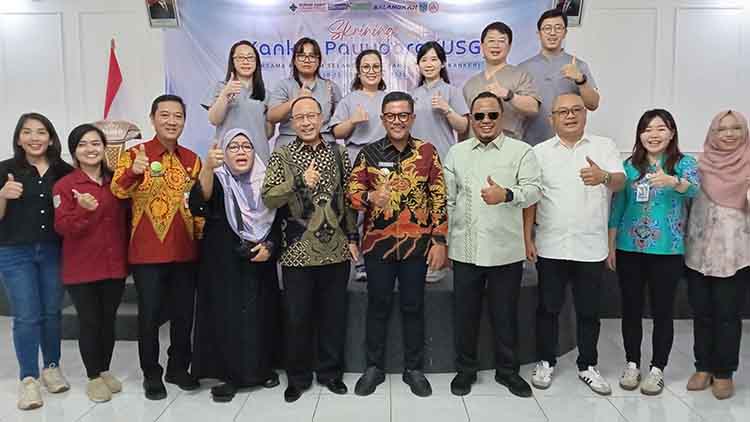 SINERGI: Bupati Probolinggo dr. Mohammad Haris dan Wakil Bupati Probolinggo Lora Fahmi AHZ berfoto bersama Tim Selangkah Siloam Hospital dan Manajemen RS Graha Sehat.