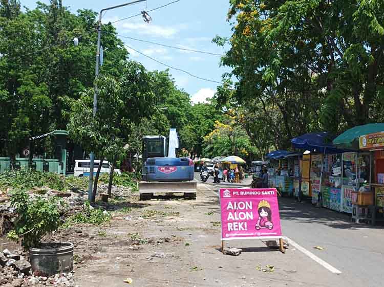 DIGARAP: Revitalisasi Alun-Alun Kraksaan terus berlanjut. Kini, telah dilanjutkan ke kawasan sisi timur alun-alun.