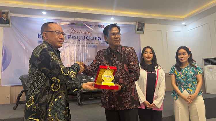 CINDERAMATA: Direktur Utama PT Graha Sehat Lestari Kraksaan, Ir.H. Made Sindrajaya memberikan cinderamata kepada Vice President Hubungan Kelembagaan Bank Jatim, Rachman Subiyantoro.