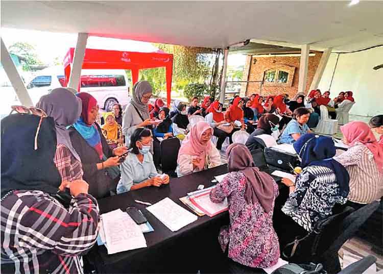 ANTUSIAS: Peserta Skrining Kanker Payudara tertib menunggu antrean panggilan pemeriksaan.