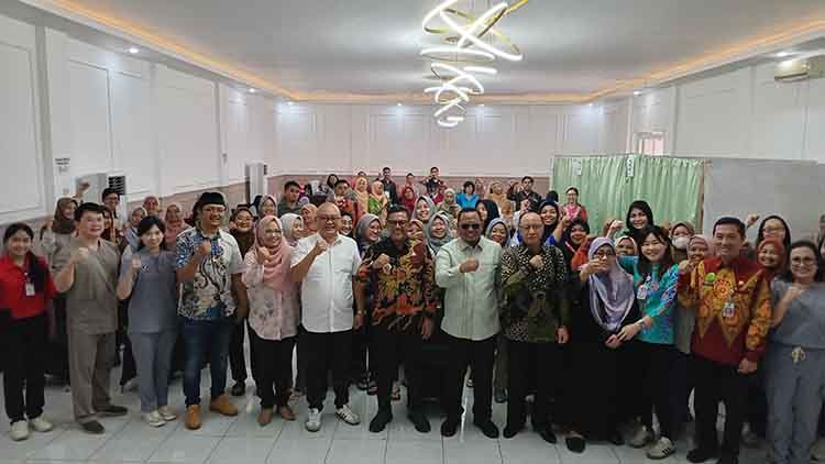 SEHAT BERSAMA: Peserta Skrining Payudara SELANGKAH bersama Bupati dan Wakil Bupati Probolinggo