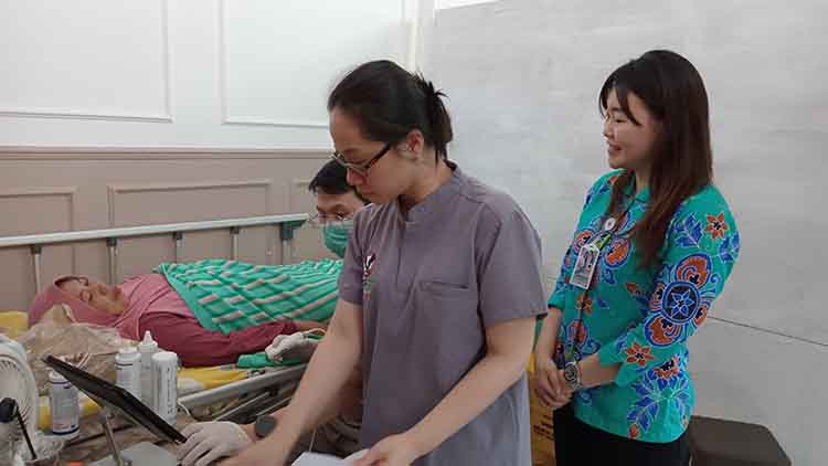 PROFESIONAL: Peserta Skrining Kanker Payudara menjalani pemeriksaan dari dokter Siloam Hospital dipantau oleh Direktur RS Graha Sehat dr. Susanti Sugianto, M.ARS.