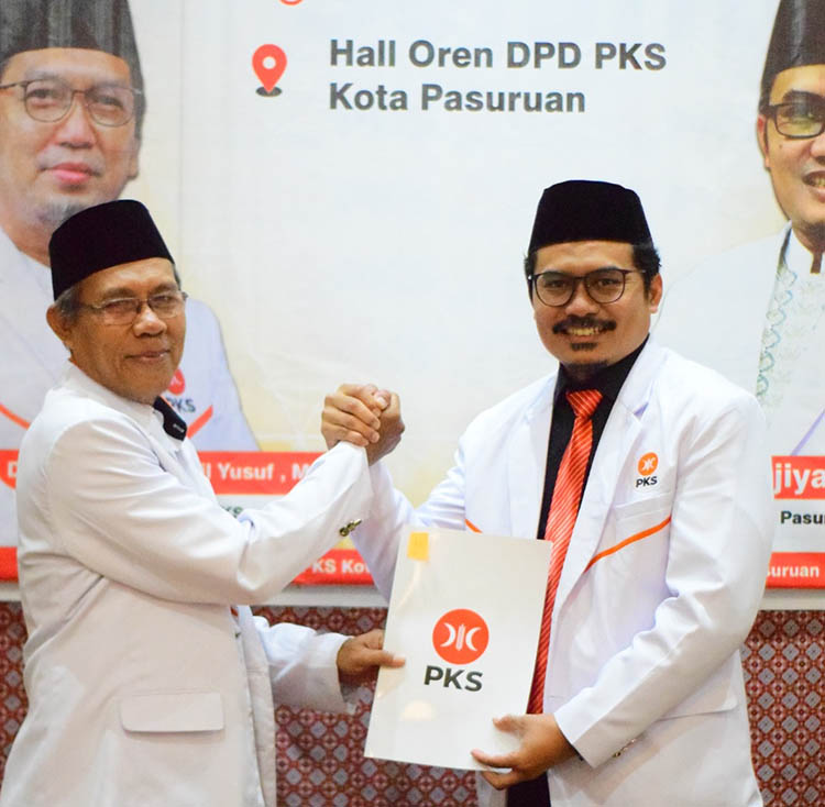 SERAHKAN: Ketua DPD PKS periode 2020-2025, Sabilal Rasyad (kiri) menyerahkan pertanggungjawaban LKPJ pada Ketua DPD PKS periode 2025-2030, Agung Pamujiyanto.