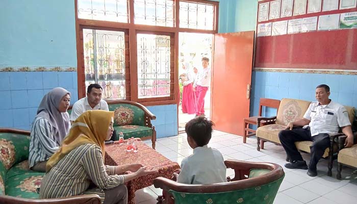 BERI KESAKSIAN: RF, siswa SDN Kanigaran 6 Kota Probolinggo saat memberikan keterangan pada petugas PPA Polres Probolinggo Kota.