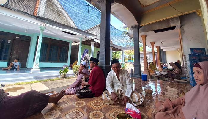 BERDUKA: Suasana di rumah duka Endang Cahyaning Ayu di Desa Sumurmati, Kecamatan Sumberasih, Kabupaten Probolinggo. Tampak sejumlah keluarga, kerabat, dan tetangga sedang takziah, Kamis (11/9).