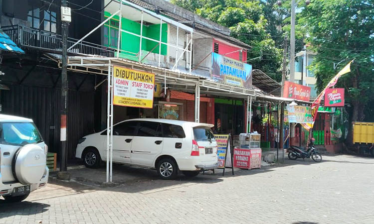 DISURATI: Deretan ruko yang ada di Terminal Pandaan. Salah satunya, dimanfaatkan untuk menjual miras. Hal itu tak sesuai dengan ketentuan.