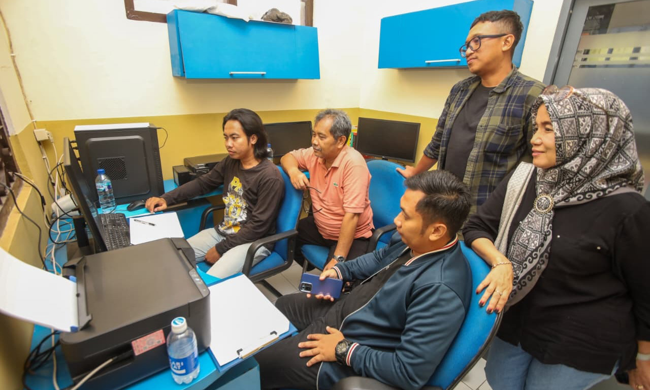 SELEKSI: Tim juri saat melakukan seleksi terhadap karya yang masuk. Kreasi dari peserta yang bagus-bagus, membuat tim juri sempat kebingungan untuk menentukan pemenang.