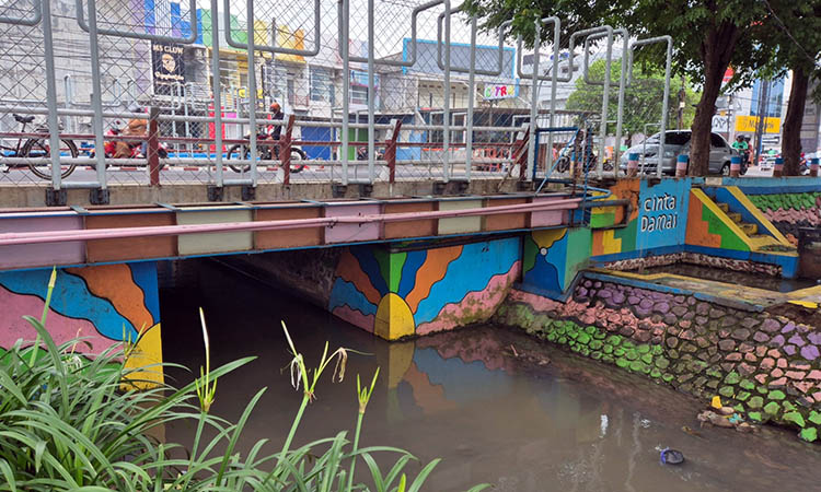 TERAWAT: Pemkot Pasuruan menyiapkan dana Rp 1,8 miliar untuk perawatan drainase. Sejauh ini, terserap Rp 1,2 miliar.