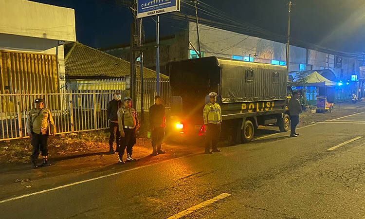 PATROLI: Petugas gabungan saat melakukan patroli. Hal ini dilakukan, untuk memastikan kondisi aman.
