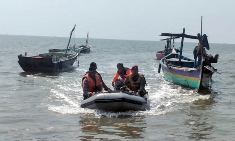 SISIR: Petugas Polairud saat melakukan patroli di perairan wilayah Lekok. Angin kencang, beresiko terhadap ketinggian gelombang.