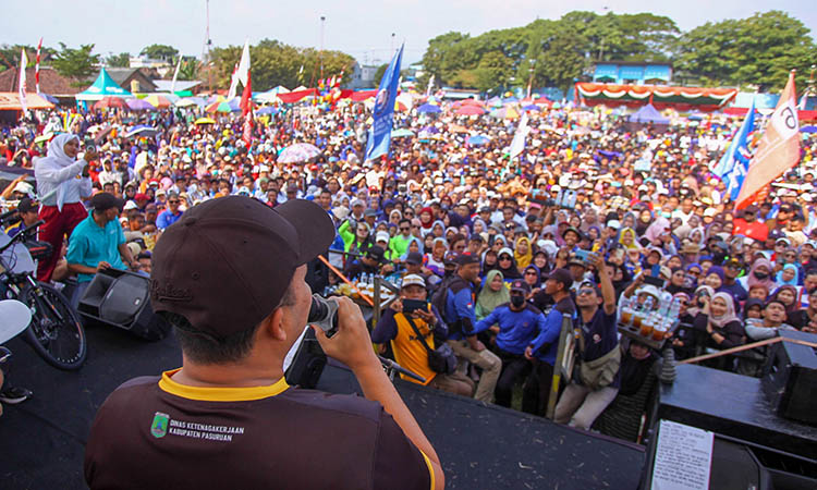 SAPA PEKERJA: Bupati Rusdi Sutejo saat dalam peringatan May Day beberapa waktu lalu. Untuk mengakomodir kebutuhan calon pekerja, Pemkab Pasuruan menyediakan seribu lowongan kerja dalam Job Fair 2025.