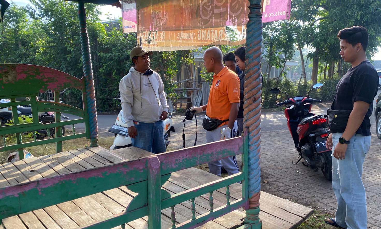 OLAH TKP: Suasana pos ronda yang menjadi lokasi penemuan bayi di Dusun Bringin, Desa Pohsangit Leres, Kecamatan Sumberasih, Kabupaten Probolinggo, Jumat (12/9) dinihari.