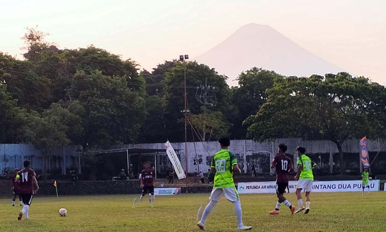 VIEW MENAWAN: Pemain Gondangwetan FC (merah-hitam) saat melawan Pasrepan FC (hijau) di lapangan Plumbon Pandaan, (12/9).