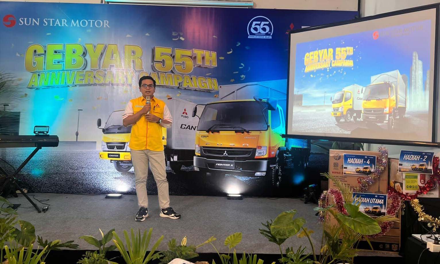 SPECIAL: Dalam acara &ldquo;Fuso Gebyar 55 Tahun Anniversary Campaign,&rdquo; dealer Sun Star Motor memberikan penawaran special bagi customer yang akan menambah armadanya, berupa "Fuso Jalan-jalan Merdeka."