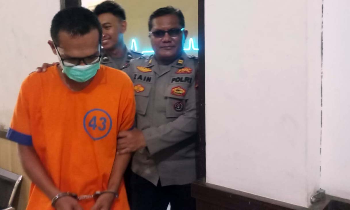 DITANGKAP: Tersangka Mustakim, seorang pecatan PNS Pemkab Probolinggo, dibekuk petugas Polres Probolinggo Kota Jumat (12/9) lantaran melakukan penipuan.