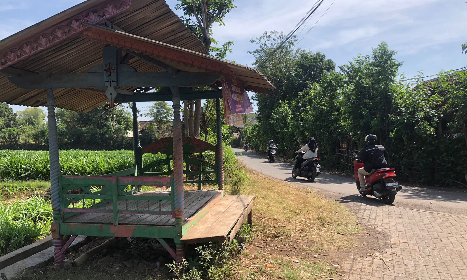 OLAH TKP: Suasana pos ronda yang menjadi lokasi penemuan bayi di Dusun Bringin, Desa Pohsangit Leres, Kecamatan Sumberasih, Kabupaten Probolinggo, Jumat (12/9) dini hari