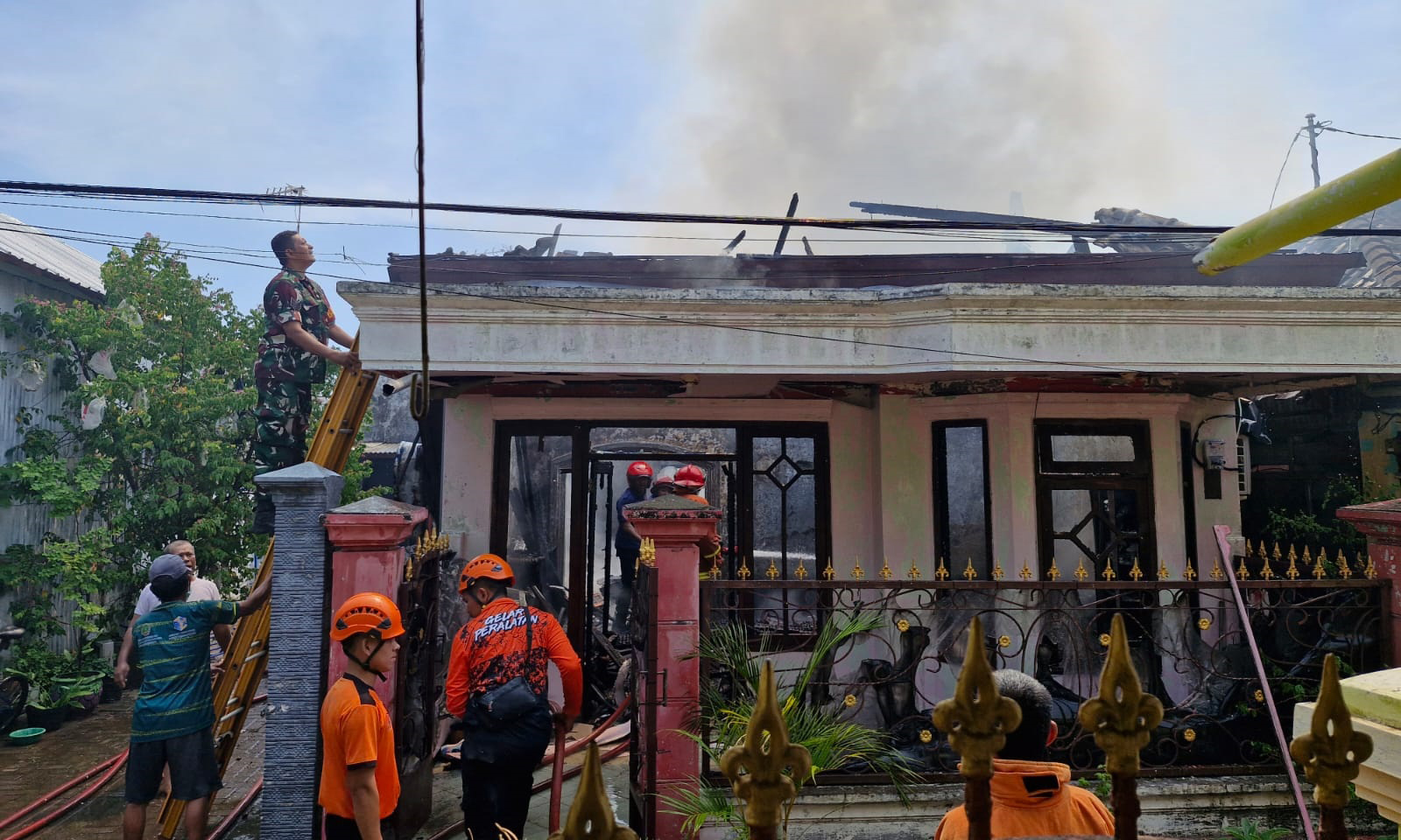 LUDES: Kebakaran yang menimpa rumah Wahyu Hidayat, 48, di Jalan MT Haryono, Kelurahan Mandaranrejo, Kecamatan Panggungrejo, Kota Pasuruan, Jumat (12/9) pagi. Kebakaran itu menyebabkan atap rumah korba