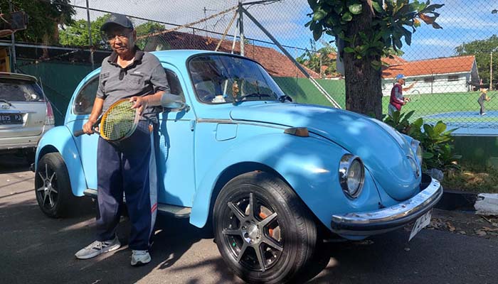 HOBI: Mantan wawali Probolinggo Bandyk S bersama mobil VW Kodok koleksinya. (Arif Mashudi/ Radar Bromo)