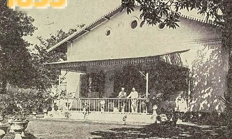 DULU: Foto kuno tahun 1895 atau abad ke-19 tampak sepasang kakek nenek Schultz berfoto di teras depan rumah tersebut.