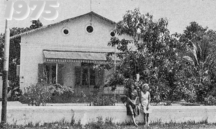 USANG: Dua orang cucu Schultz yakni Bont dan Warungian berfoto di pagar pembatas rumah tersebut sekitar tahun 1975.