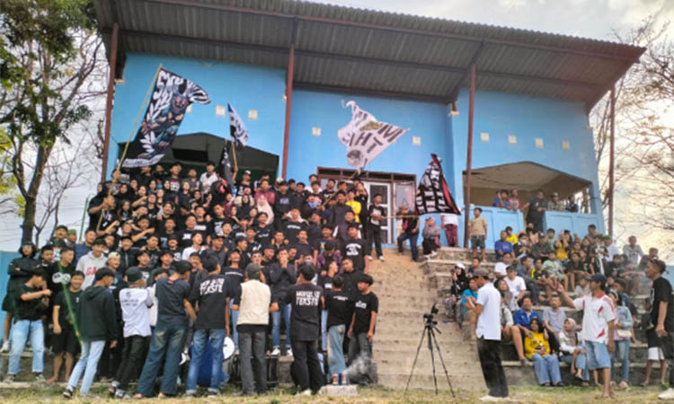 SEMANGAT MENDUKUNG: Supporter Pandaan FC memenuhi tribun di Lapangan Plumbon, menanti laga timnya melawan Pasrepan Putra FC, Minggu (14/9) sore.