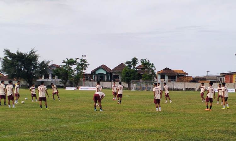 WARMING UP: Para pemain Pandaan FC melakukan pemanasan di lapangan.