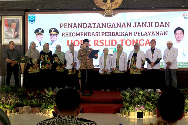 JANJI: Plt Direktur RSUD Tongas dr. Catur Prangga Wadana, Sp.A., M.Kes. memandu pembacaan naskah janji dan rekomendasi perbaikan layanan RSUD Tongas.