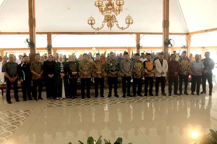 KOMPAK: Bupati Probolinggo dr. Mohammad Haris; Plt Direktur RSUD Tongas dr. Catur Prangga Wadana, Sp.A., M.Kes.; Ketua DPRD Kabupaten Probolinggo Oka Mahendra Jati Kusuma; beserta para tamu undangan l