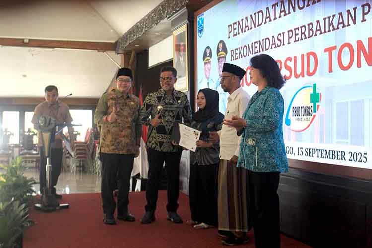 APRESIASI: Bupati Probolinggo dr. Mohamad Haris bersama Plt Direktur RSUD Tongas dr. Catur Prangga Wadana, Sp.A., M.Kes. menyerahkan sertifikat secara simbolis kepada 52 surveyor.