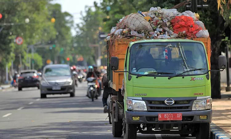 ANGKUT: Armada pengangkut sampah DLHKP Kota Pasuruan. Sejauh ini, target PAD dari sampah tak ada kenaikan.