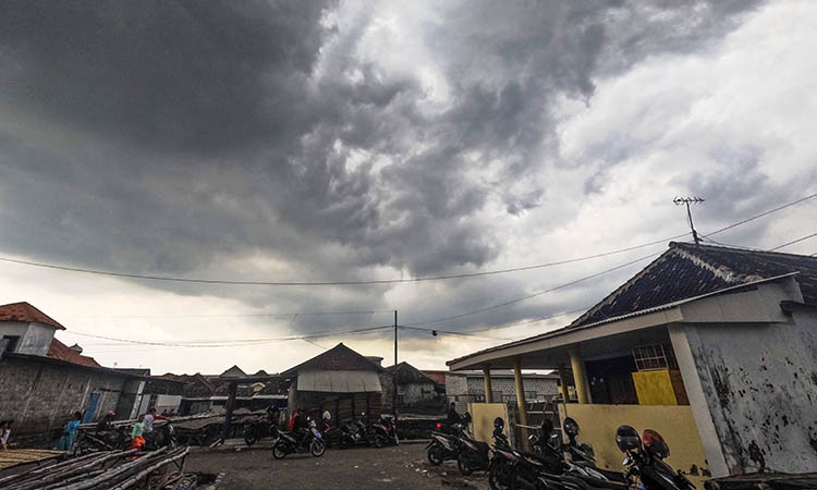 MENDUNG: Awan gelap mengitari Kota Pasuruan. Selama sepekan, diproyeksikan cuaca ekstrem melanda.