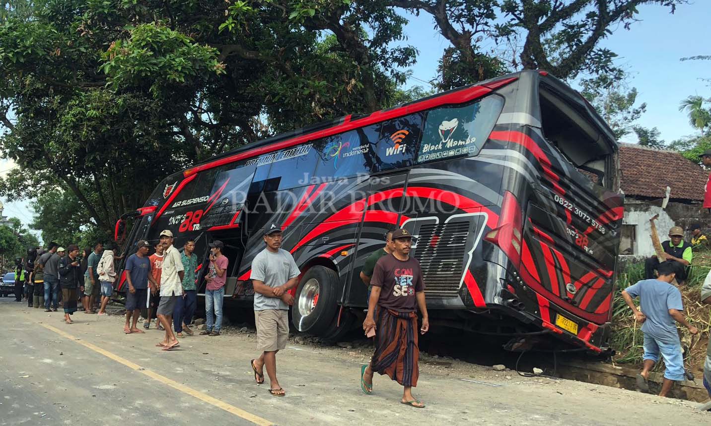 Kondisi bus rombongan wisata RS Bina Sehat Jember usai alami kecelakaan maut di jalur Bromo Boto Probolinggo. 8 orang meninggal dalam insiden tersebut. (Inneke Agustin/ Radar Bromo)