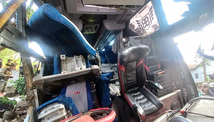 RINGSEK PARAH: Kondisi dalam bus pariwisata yang muat rombongan RS Bina Sehat Jember usai alami kecelakaan maut di jalur Bromo Boto, Probolinggo. (Inneke Agustin/ Radar Bromo)