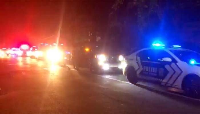 IRING-IRINGAN: Sebanyak 23 ambulans saat membawa jenazah dan korban luka kecelakaan maut bus rombongan RS Bina Sehat Jember di jalur Bromo, (14/9).