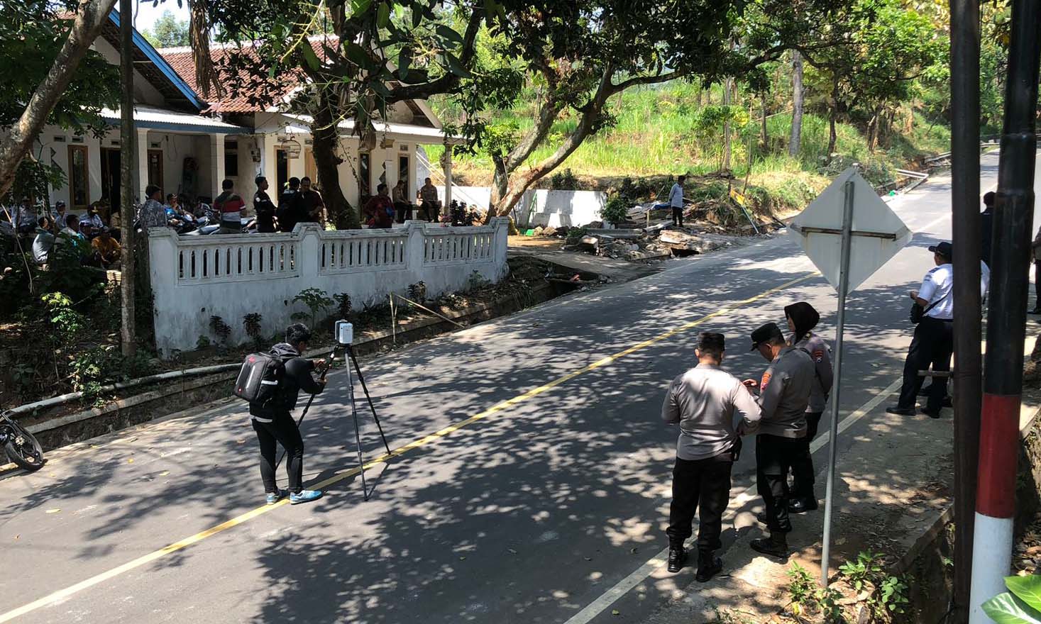 SCAN: Petugas TAA Korlantas Polri melakukan 3D scan di lokasi kecelakaan bus di Blok Lorokan, Desa Boto, Kecamatan Lumbang, Kabupaten Probolinggo, Senin (15/9) sore.
