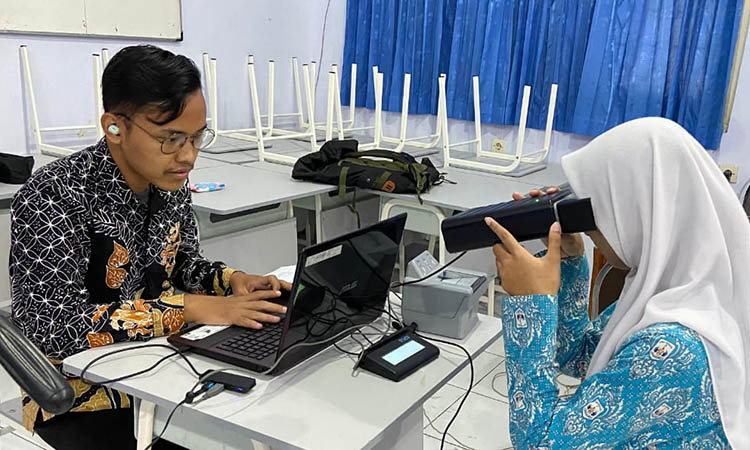 JEMPUT BOLA: Petugas dDispendukcapil melakukan perekaman KTP di salah satu sekolah di Kota Pasuruan.