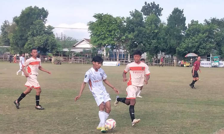 SEMANGAT SAMPAI AKHIR: Laga antara Rembang United (kostum putih) dan Puspo FC di Lapangan A Yani, Grati, Senin (15/9) sore.