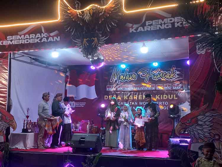 SEMARAK: Kepala Desa Kareng Kidul Suladi memberikan hadiah dalam malam Puncak Agustusan.