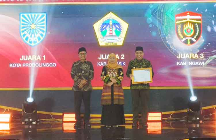 JUARA I : Wali Kota Probolinggo dr. Aminuddin meraih Juara I Pendidikan dan Pemberdayaan Ekonomi Pesantren Syariah Awards 2025.