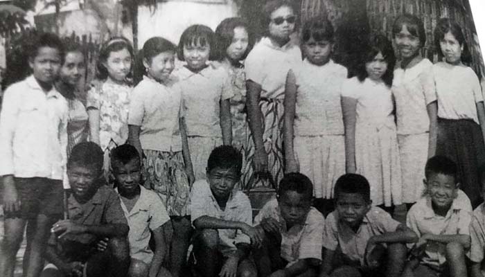 HM Buchori kecil (jongkok, paling kiri) berpose bareng teman-temannya semasa kecil. (Repro Muhammad Fahmi/ Radar Bromo)