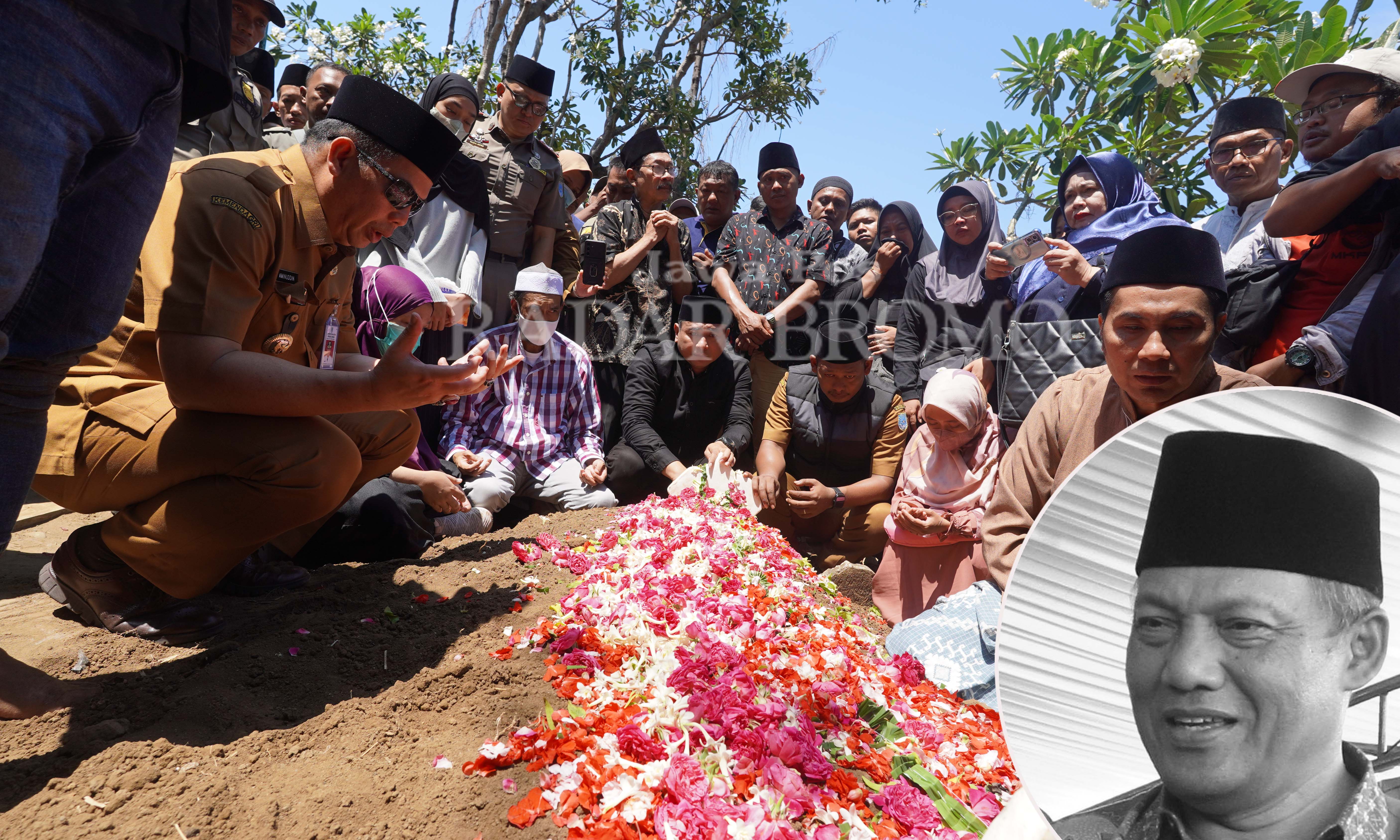 PERISTIRAHATAN TERAKHIR: Wali Kota Probolinggo dokter Aminuddin ikut mendoakan almarhum HM Buchori saat prosesi pemakamannya. Inset HM Buchori semasa hidup.