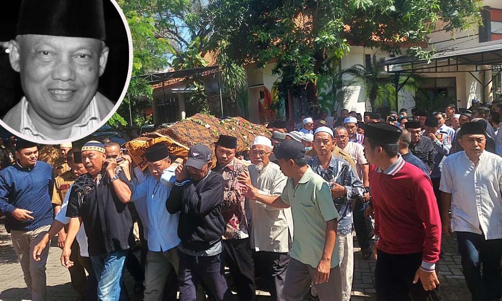 BERPULANG: Sejumlah warga mengangkat jenazah HM Buchori dari rumah anak pertamanya Indi Eko menuju tempat pemakaman. Inset, HM Buchori semasa hidup. (Arif Mashudi/ Radar Bromo)