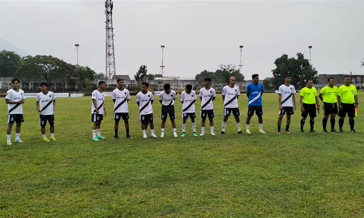 TAK JADI BERLAGA: Skuadra Nguling FC bersama wasit dan perangkat pertandingan di Lapangan Plumbon, Selasa (16/9) sore.