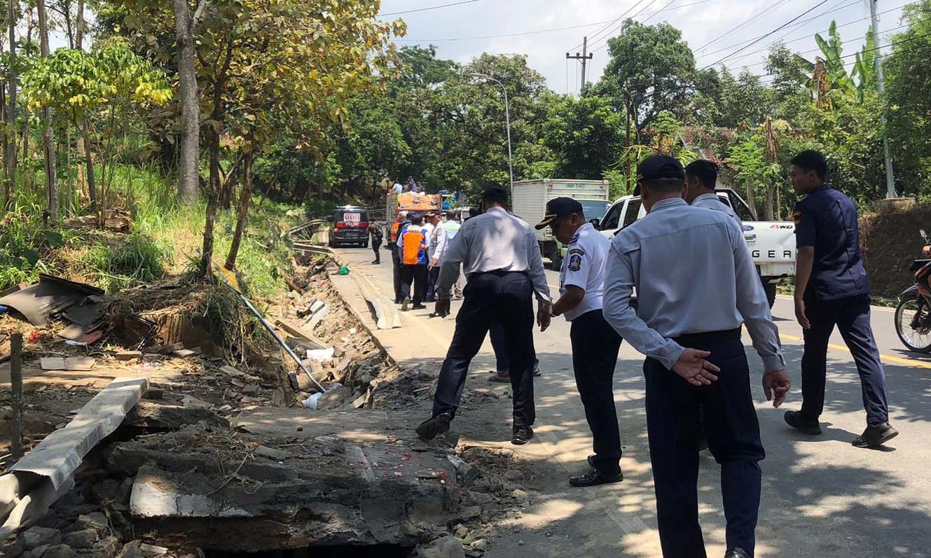 Tim Petugas BPTD Kelas II Jawa Timur saat meninjau lokasi laka di Blok Lorokan, Desa Boto, Kecamatan Lumbang, Kabupaten Probolinggo, Senin (15/9)