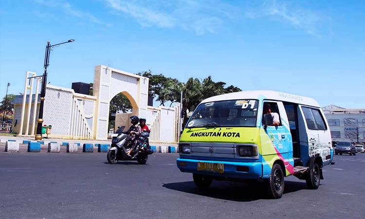 ANGKUTAN WISATA: Salah satu angkot yang melintas di wilayah Kota Pasuruan. Keberadaan angkot saat ini dimanfaatkan untuk armada wisata.