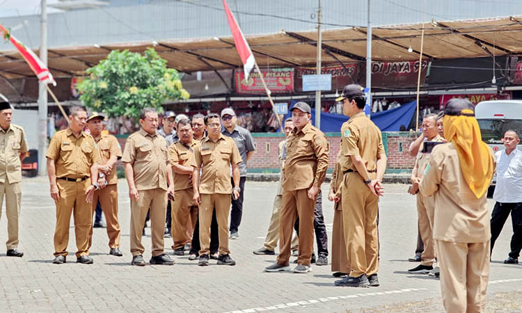 MINTA DITATA: Bupati HM Rusdi Sutejo saat meninjau kawasan Pasar Wisata Cheng Hoo Pandaan, Senin (15/9). Ia mendorong penataan Pasar Cheng Hoo Pandaan sebelum revitalisasi besar-besaran dilakukan.
