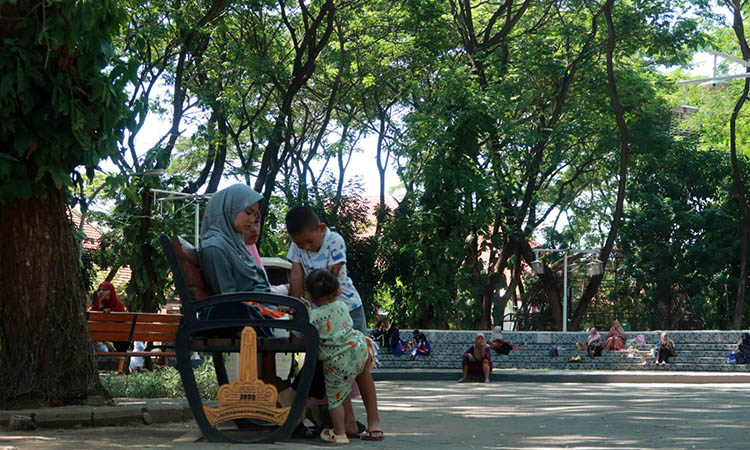 RINDANG: Kawasan Taman Sekargadung yang menjadi jujukan warga untuk berwisata murah. Tahun ini, Pemkot Pasuruan tak melakukan penambahan anggaran untuk pemeliharaan taman.